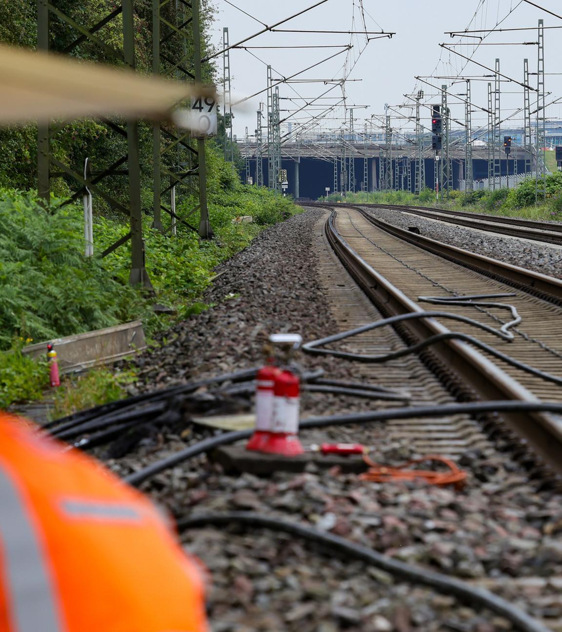 Mitarbeiter der Deutschen Bahn bei der Repatarur von Kabeln an einem Gleisabschnitt in Düsseldorf, nachdem neben der Bahnstrecke Feuer in einem Kabeltunnel gelegt wurde.