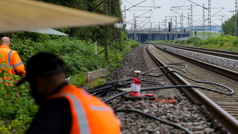 Mitarbeiter der Deutschen Bahn bei der Repatarur von Kabeln an einem Gleisabschnitt in Düsseldorf, nachdem neben der Bahnstrecke Feuer in einem Kabeltunnel gelegt wurde.