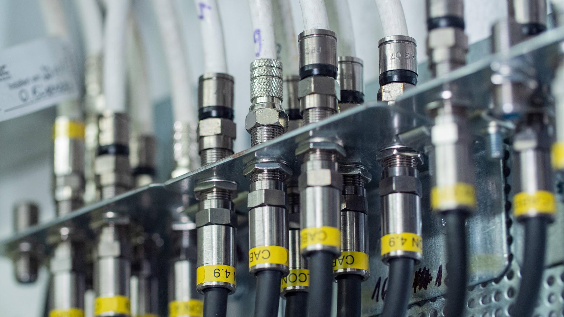 Breitbandkabelanschluss zur Versorgung eines Wohngebäudes mit einem Fernsehsignal.