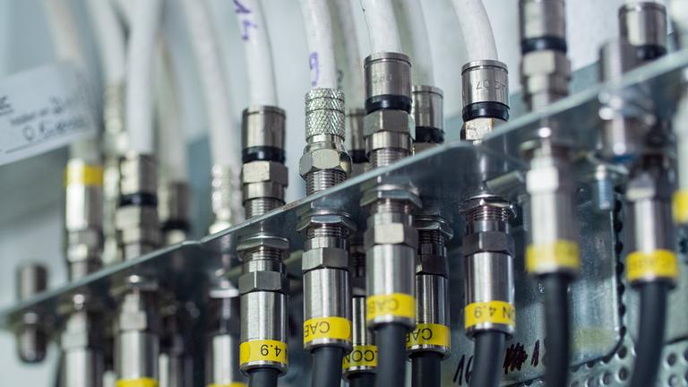 Breitbandkabelanschluss zur Versorgung eines Wohngebäudes mit einem Fernsehsignal.