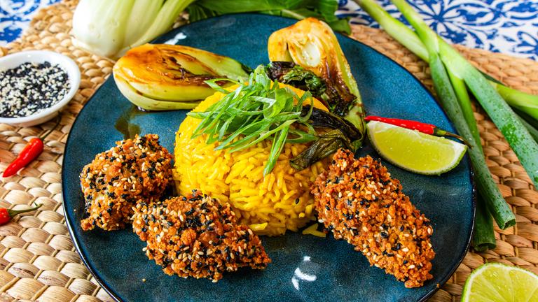 Kabeljau im Sesammantel mit Reis und Pak Choi