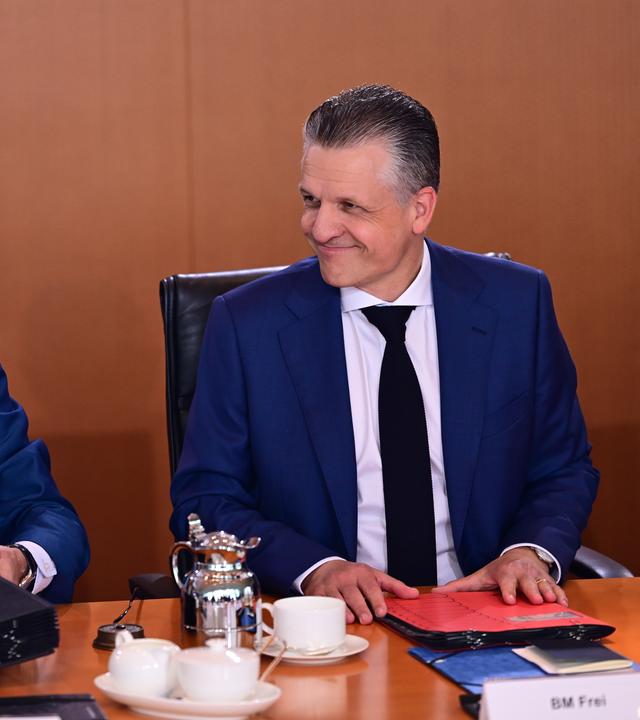 Kanzleramtschef Thorsten Frei soll neuer Fraktionsvorsitzender werden. Nutzt Bundeskanzler Merz den Rücktritt von Jens Spahn auch als Gelegenheit, um dass Kabinett umzubauen? Kanzleramtschef Thorsten Frei soll neuer Fraktionsvorsitzender werden. Nutzt Bundeskanzler Merz den Rücktritt von Jens Spahn auch als Gelegenheit, um dass Kabinett umzubauen? 
