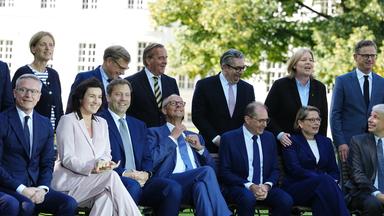 Bundeskanzler Merz mit seinem Kabinett bei einem Gruppenfoto während der Klausurtagung.