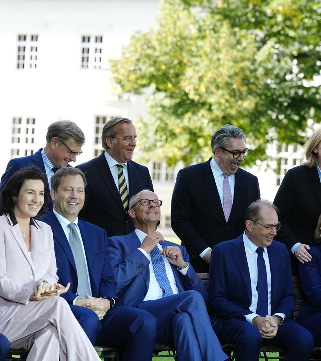 Bundeskanzler Merz mit seinem Kabinett bei einem Gruppenfoto während der Klausurtagung.