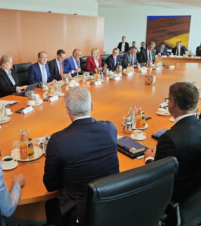 Bundeskanzleramt: 57. Kabinettssitzung: Friedirch Merz und sein Kabinett zu Beginn der Sitzung.