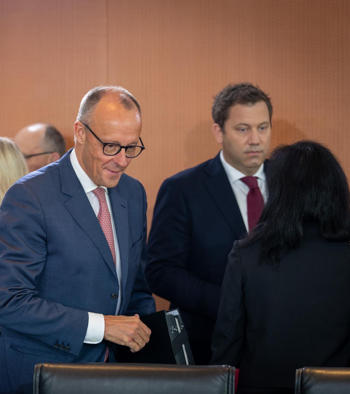 Berlin: Bundeskanzler Friedrich Merz (M, CDU) kommt im Kanzleramt zur Kabinettssitzung.