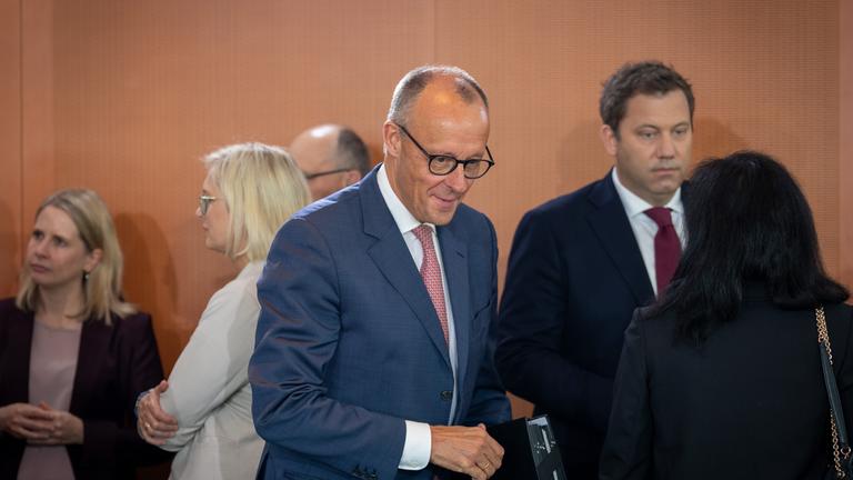 Berlin: Bundeskanzler Friedrich Merz (M, CDU) kommt im Kanzleramt zur Kabinettssitzung.