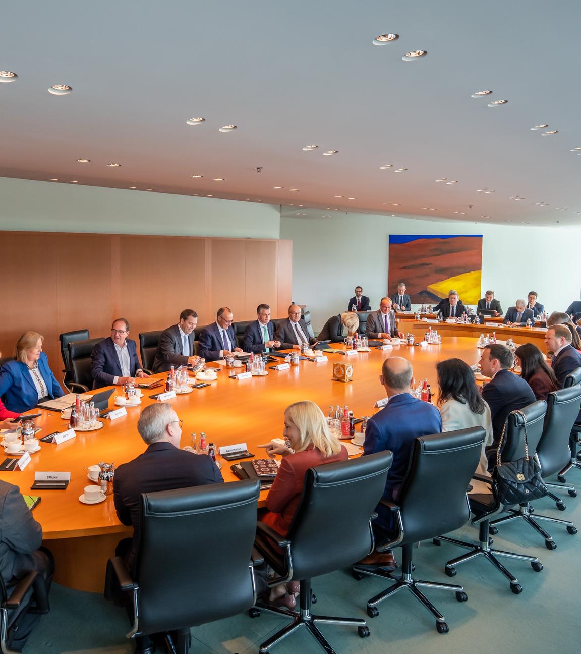 Kabinettstisch mit den BundesministerInnen