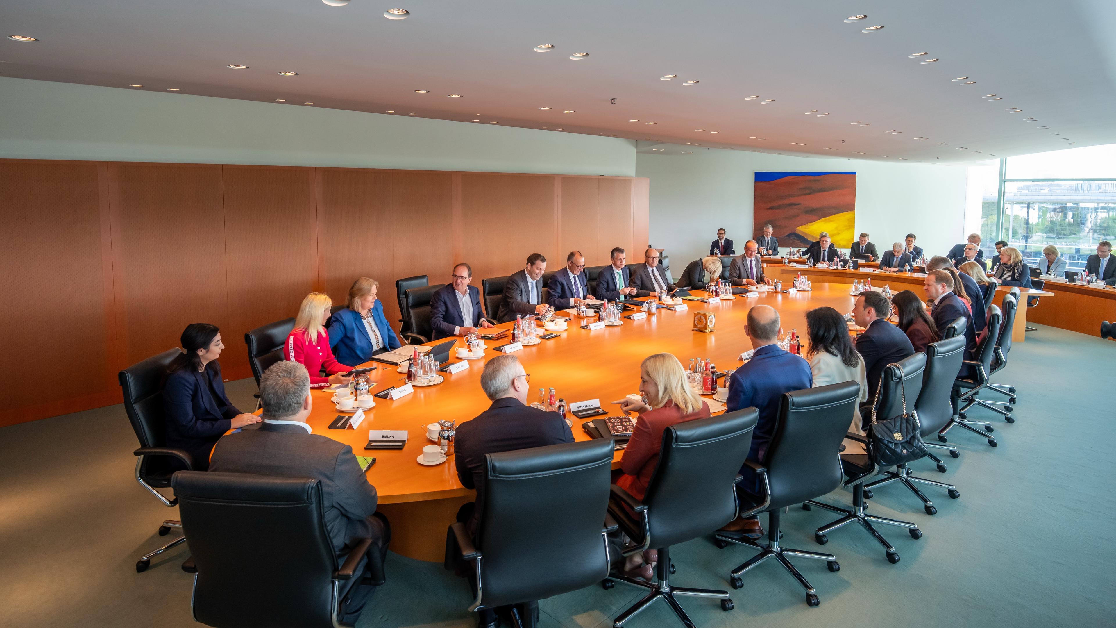 Kabinettstisch mit den BundesministerInnen