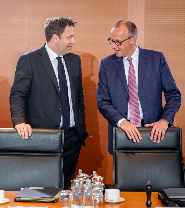 Bundeskanzler Friedrich Merz (CDU, r-l), Lars Klingbeil (SPD), Bundesminister der Finanzen, Vizekanzler und SPD-Bundesvorsitzender, und Alexander Dobrindt (CSU), Bundesinnenminister, nehmen an der Sitzung des Bundeskabinetts im Bundeskanzleramt teil.