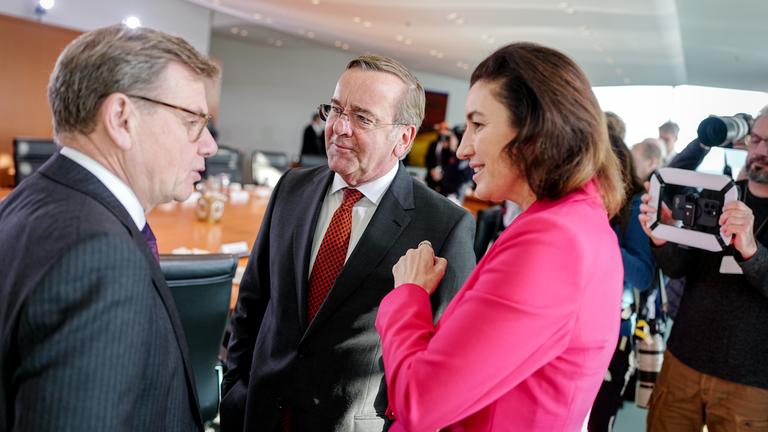 Johann Wadephul (l-r, CDU), Außenminister, Boris Pistorius (SPD), Bundesminister der Verteidigung, und Dorothee Bär (CSU), Bundesministerin für Forschung, Technologie und Raumfahrt