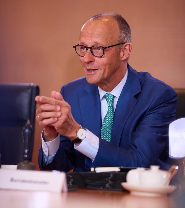 Bundeskanzler Friedrich Merz (CDU) vor der Sitzung des Kabinetts in Berlin