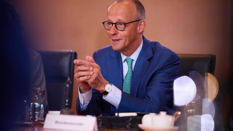 Bundeskanzler Friedrich Merz (CDU) vor der Sitzung des Kabinetts in Berlin