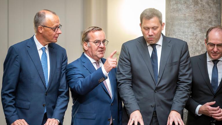 Bundeskanzler Friedrich Merz CDU trifft sich mit dem Bundeskabinett im Verteidigungsministerium. 