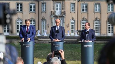 Auf dem Bild sind sind Bundesinnenminister Alexander Dobrindt, Bundeskanzler Friedrich Merz und Bundesminister der Inneren Lars Klingbeil zu sehen. Sie befinden sich zu dritt als Sprecher auf einer Pressekonferenz bezüglich der Kabinettsklausur.