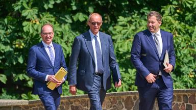 Klausurtagung des Bundeskabinetts. Bundeskanzler Friedrich Merz (CDU, M) nimmt neben Alexander Dobrindt (CSU,r), Bundesinnenminister und Lars Klingbeil (SPD, r), Bundesminister der Finanzen, an der Pressekonferenz nach der Klausurtagung der Bundesregierung in Schloss Neuhardenberg teil.
