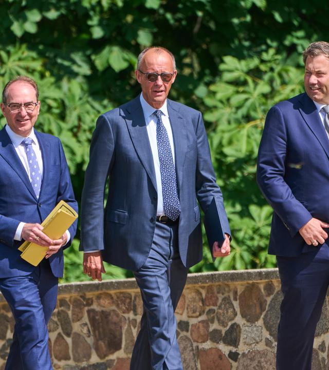 Klausurtagung des Bundeskabinetts. Bundeskanzler Friedrich Merz (CDU, M) nimmt neben Alexander Dobrindt (CSU,r), Bundesinnenminister und Lars Klingbeil (SPD, r), Bundesminister der Finanzen, an der Pressekonferenz nach der Klausurtagung der Bundesregierung in Schloss Neuhardenberg teil.