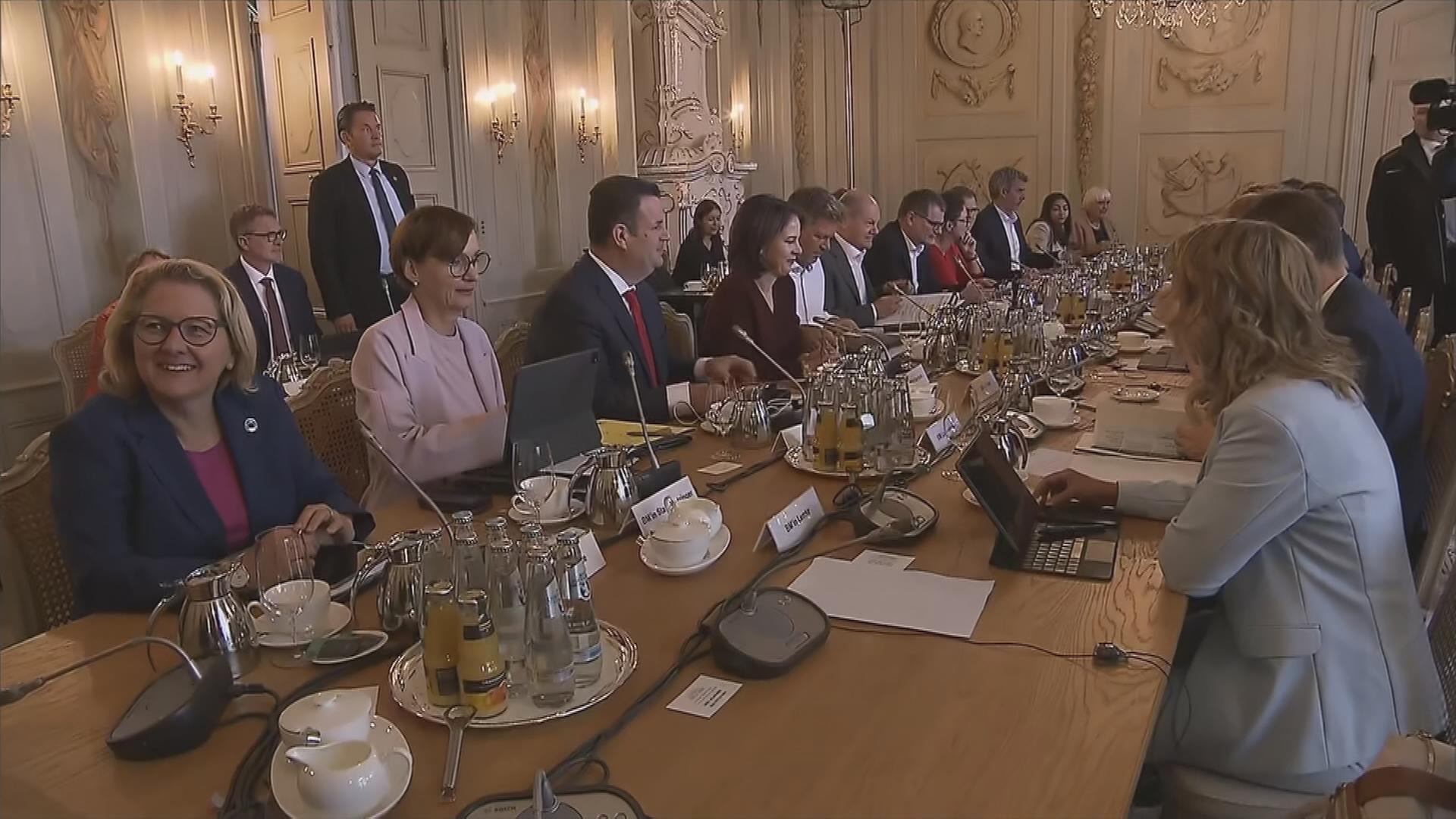 Auf dem Bild sind Teilnehmer der Kabinettsklausur in Meseberg zu sehen.