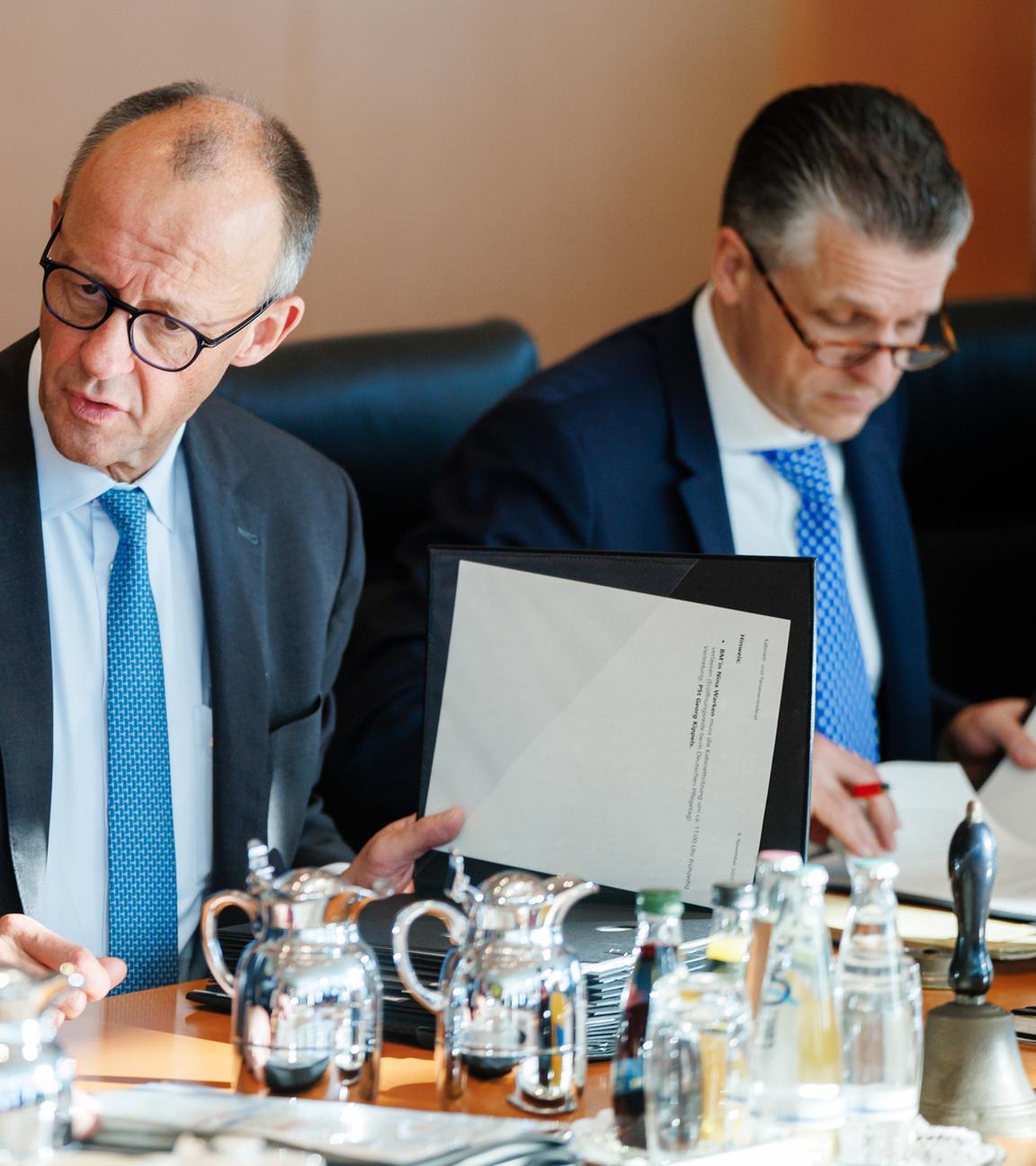 Archiv: Der deutsche Finanzminister Lars Klingbeil (l) und Bundeskanzler Friedrich Merz (2vl) unterhalten sich neben dem Chef des Bundeskanzleramts, Thorsten Frei (rechts), während einer Kabinettssitzung in Berlin am 5. 11. 2025. 