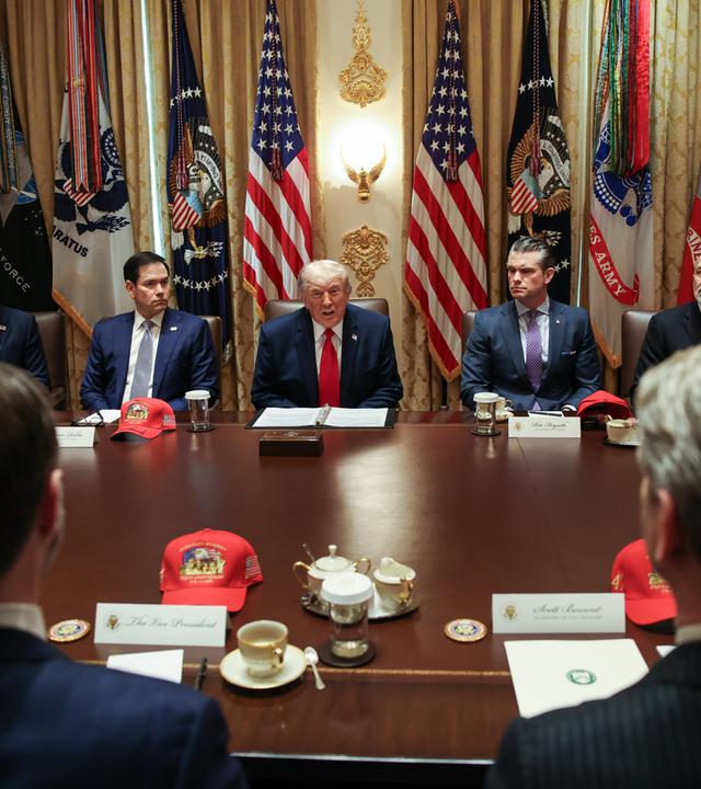 US-Präsident Trump und mehrere Minister bei einer Kabinettssitzung im Weißen Haus