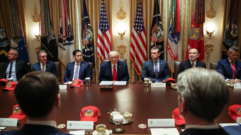 US-Präsident Trump und mehrere Minister bei einer Kabinettssitzung im Weißen Haus