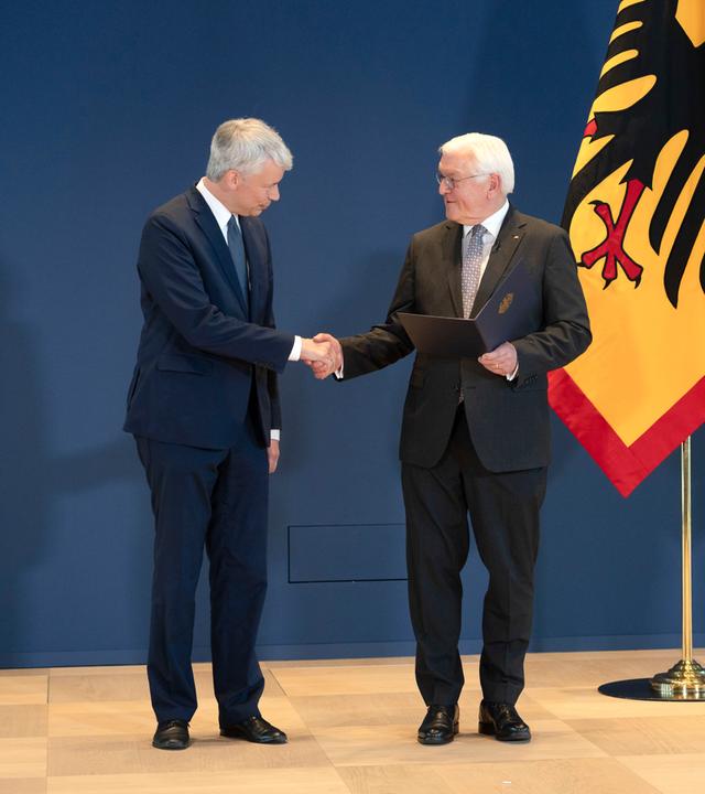 Steffen Bilger, Frank-Walter Steinmeier und Friedrich Merz bei der Aushändigung von Entlassungs- und Ernennungsurkunden durch den Bundespräsidenten im Amtssitz am Spreebogen. Berlin