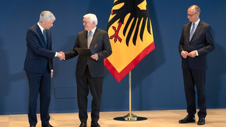 Steffen Bilger, Frank-Walter Steinmeier und Friedrich Merz bei der Aushändigung von Entlassungs- und Ernennungsurkunden durch den Bundespräsidenten im Amtssitz am Spreebogen. Berlin