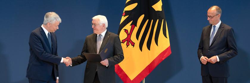 Steffen Bilger, Frank-Walter Steinmeier und Friedrich Merz bei der Aushändigung von Entlassungs- und Ernennungsurkunden durch den Bundespräsidenten im Amtssitz am Spreebogen. Berlin