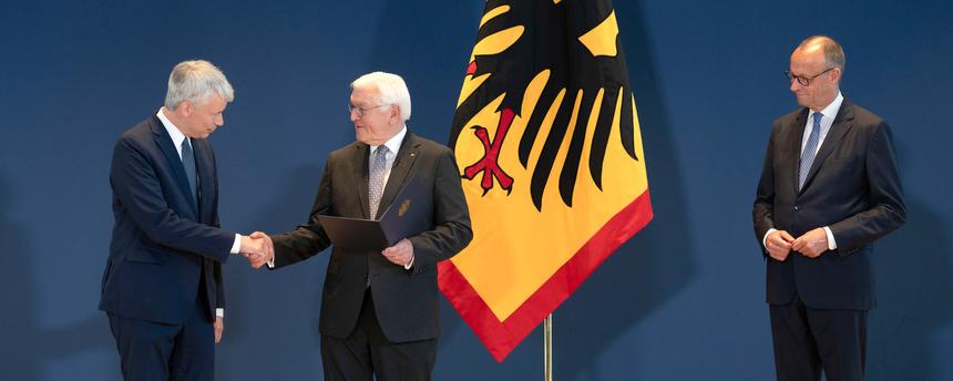 Steffen Bilger, Frank-Walter Steinmeier und Friedrich Merz bei der Aushändigung von Entlassungs- und Ernennungsurkunden durch den Bundespräsidenten im Amtssitz am Spreebogen. Berlin