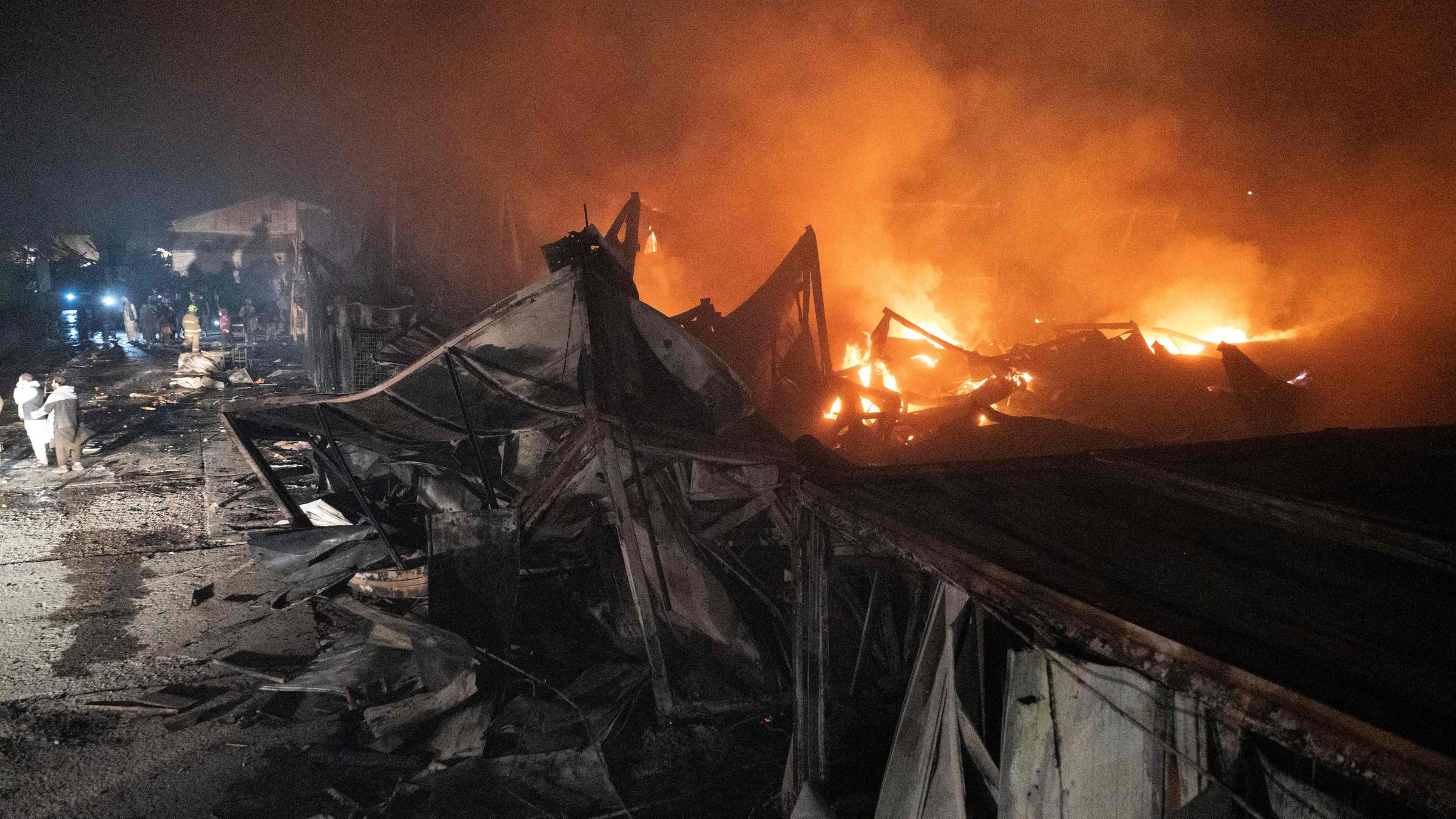 Ein Feuer brennt nach einem mutmaßlichen Angriff auf ein Krankenhaus in der afghanischen Hauptstadt Kabul.