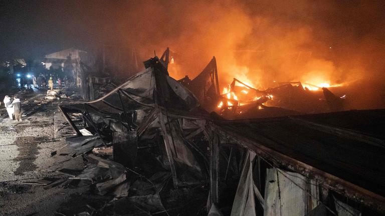 Ein Feuer brennt nach einem mutmaßlichen Angriff auf ein Krankenhaus in der afghanischen Hauptstadt Kabul.