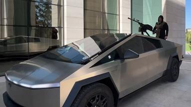 Der tschetschenische Machthaber Kadyrow steht auf einem Cybertruck der Marke Tesla. Vor ihm ist ein schweres Maschinengewehr auf dem Wagen montiert.