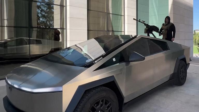 Der tschetschenische Machthaber Kadyrow steht auf einem Cybertruck der Marke Tesla. Vor ihm ist ein schweres Maschinengewehr auf dem Wagen montiert.