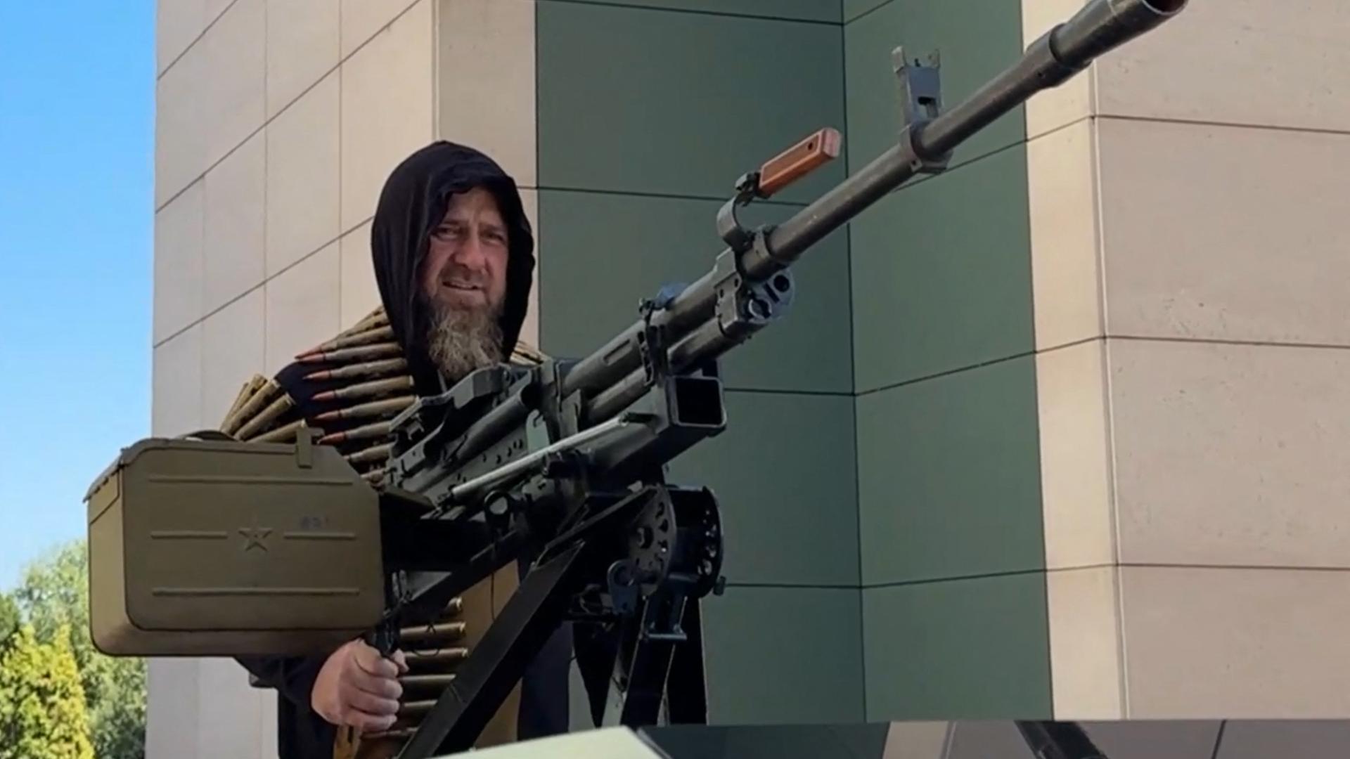 Der tschetschenische Machthaber Kadyrov trägt eine Kette aus Munition um den Hals und steht auf einem Cybertruck der Marke Tesla. Vor ihm ist ein schweres Maschinengewehr auf dem Wagen montiert.