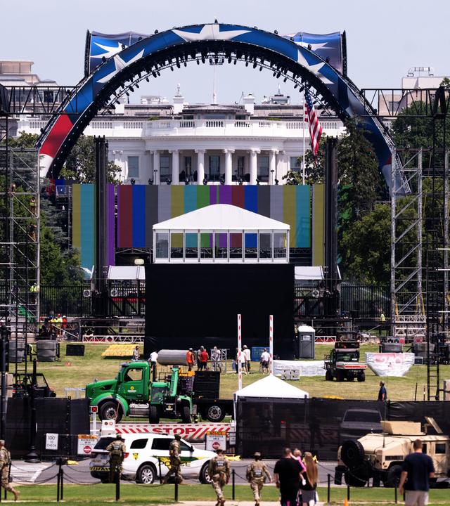 Arbeiter bauen den Käfig für einen zukünftigen UFC-Kampf auf dem South Lawn vor dem Weißen Haus auf