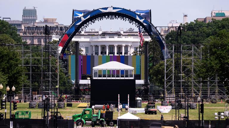 Arbeiter bauen den Käfig für einen zukünftigen UFC-Kampf auf dem South Lawn vor dem Weißen Haus auf
