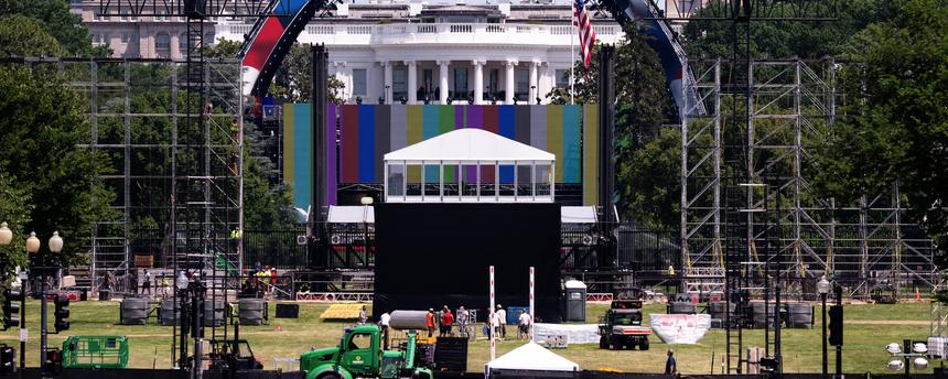 Arbeiter bauen den Käfig für einen zukünftigen UFC-Kampf auf dem South Lawn vor dem Weißen Haus auf