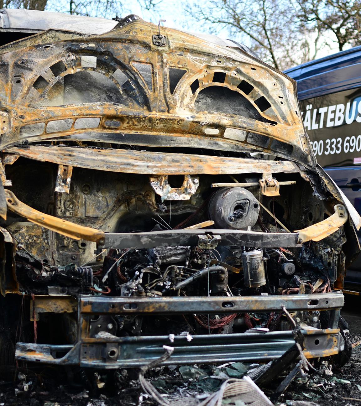  Ein ausgebrannter Kältebus (l) steht an der Berliner Stadtmission.