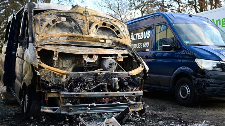  Ein ausgebrannter Kältebus (l) steht an der Berliner Stadtmission.