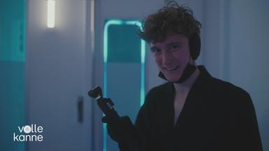Victor Scholz testet eine Kältekammer.