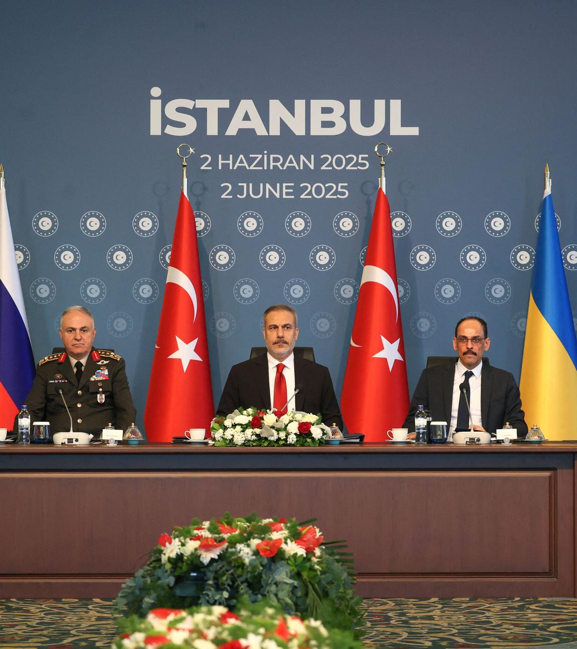 Mitglieder der türkischen Delegation (ab 2. v. l.): Generalstabschef Metin Gürak, türkischer Außenminister Hakan Fidan, Chef des türkischen Geheimdienstes Ibrahim Kalin und türkischer Botschafter in Russland Mehmet Samsar nehmen am zweiten Treffen mit Delegationen aus Russland und der Ukraine im Ciragan-Palast teil.