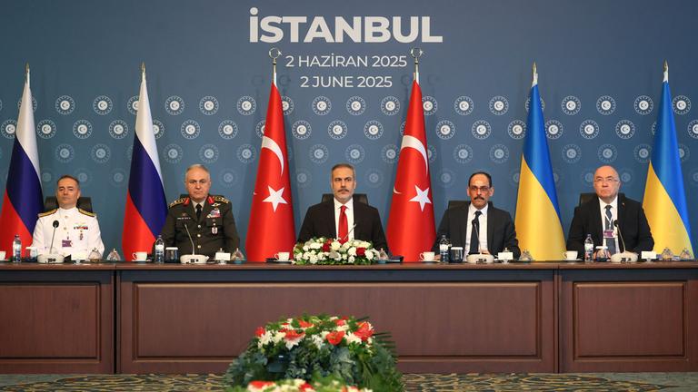 Mitglieder der türkischen Delegation (ab 2. v. l.): Generalstabschef Metin Gürak, türkischer Außenminister Hakan Fidan, Chef des türkischen Geheimdienstes Ibrahim Kalin und türkischer Botschafter in Russland Mehmet Samsar nehmen am zweiten Treffen mit Delegationen aus Russland und der Ukraine im Ciragan-Palast teil.
