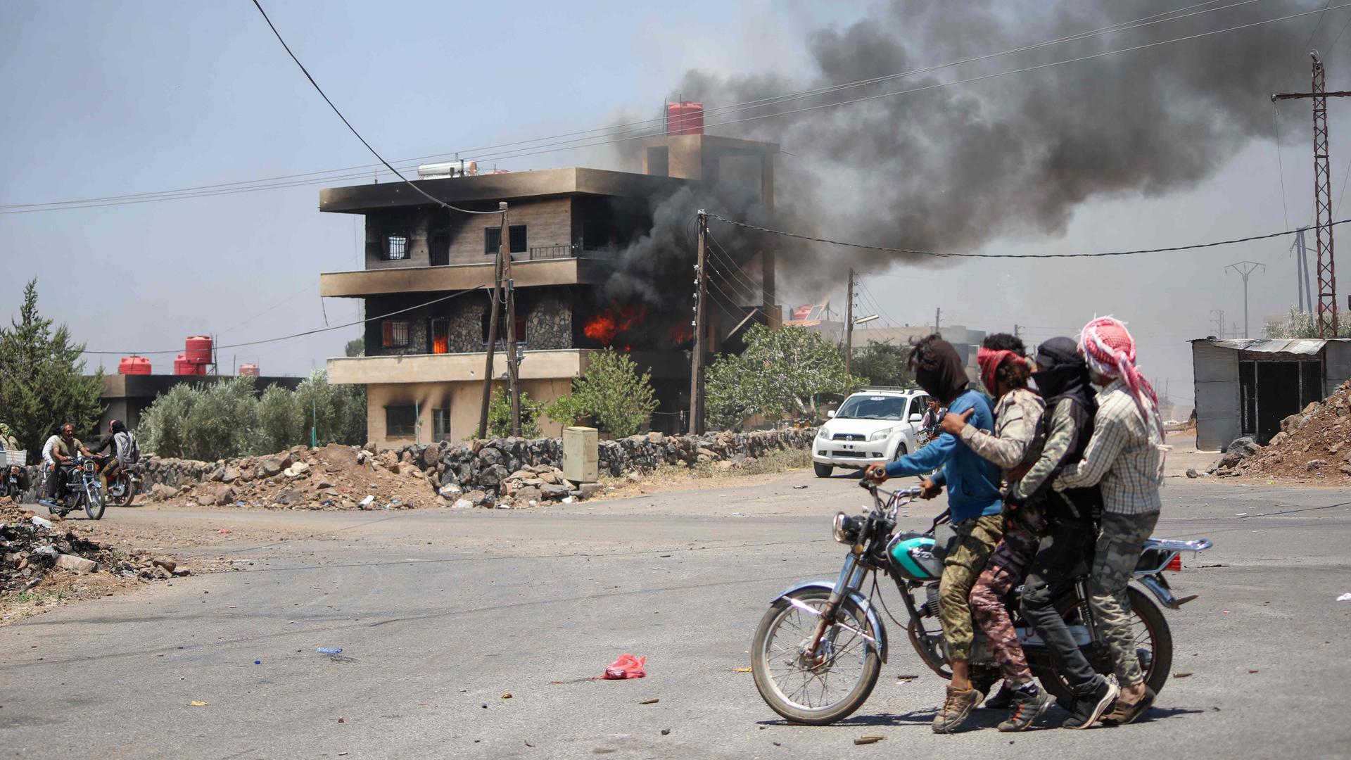 Stammes- und Beduinenkämpfer durchqueren die Stadt Walga.