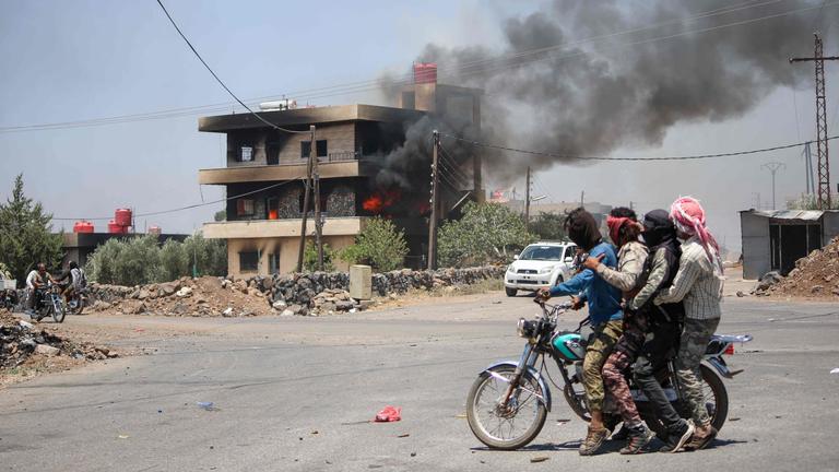 Stammes- und Beduinenkämpfer durchqueren die Stadt Walga.