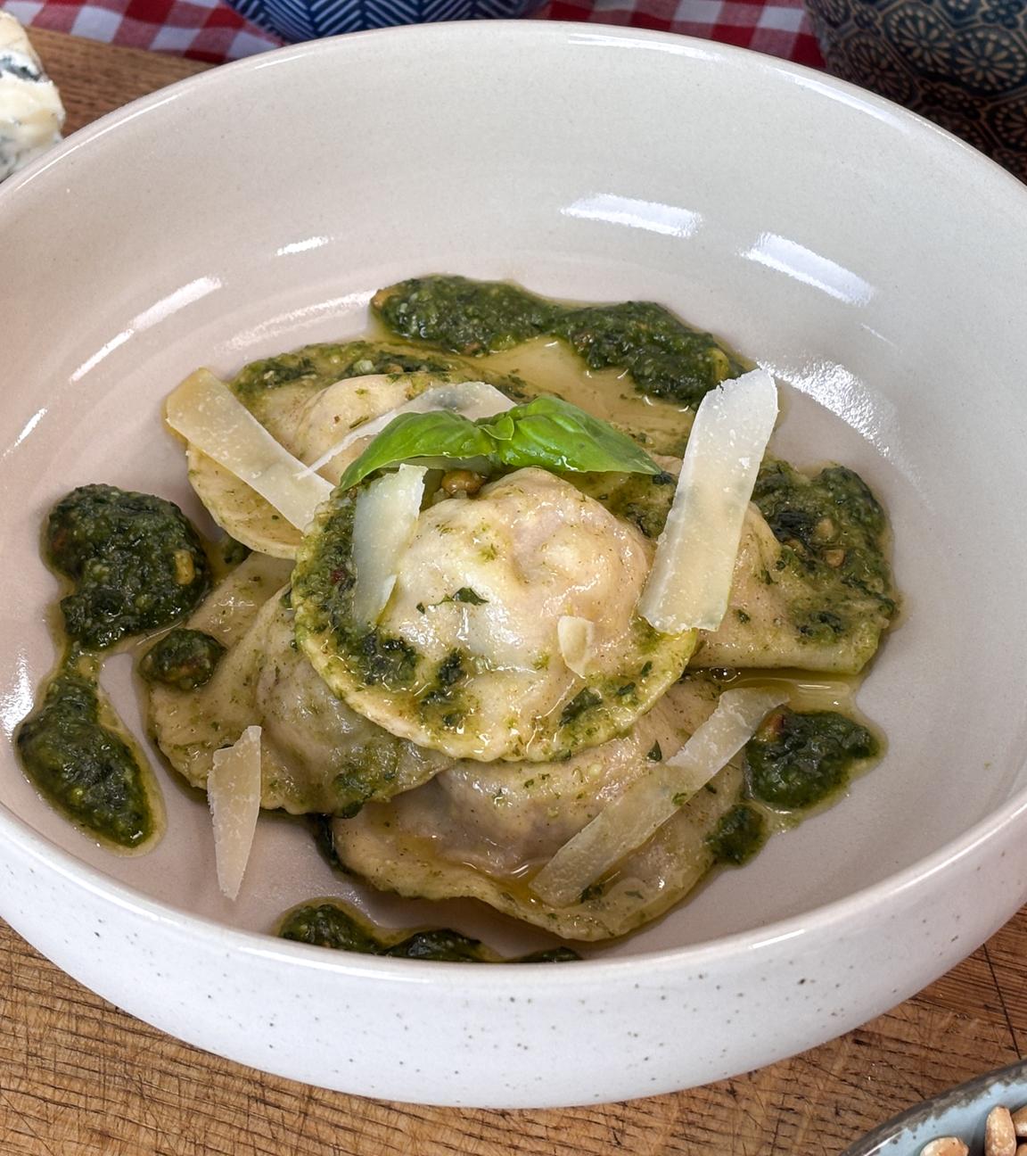 Käse-Walnuss-Ravioli mit Pesto Genovese