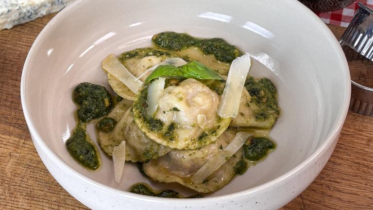 Käse-Walnuss-Ravioli mit Pesto Genovese