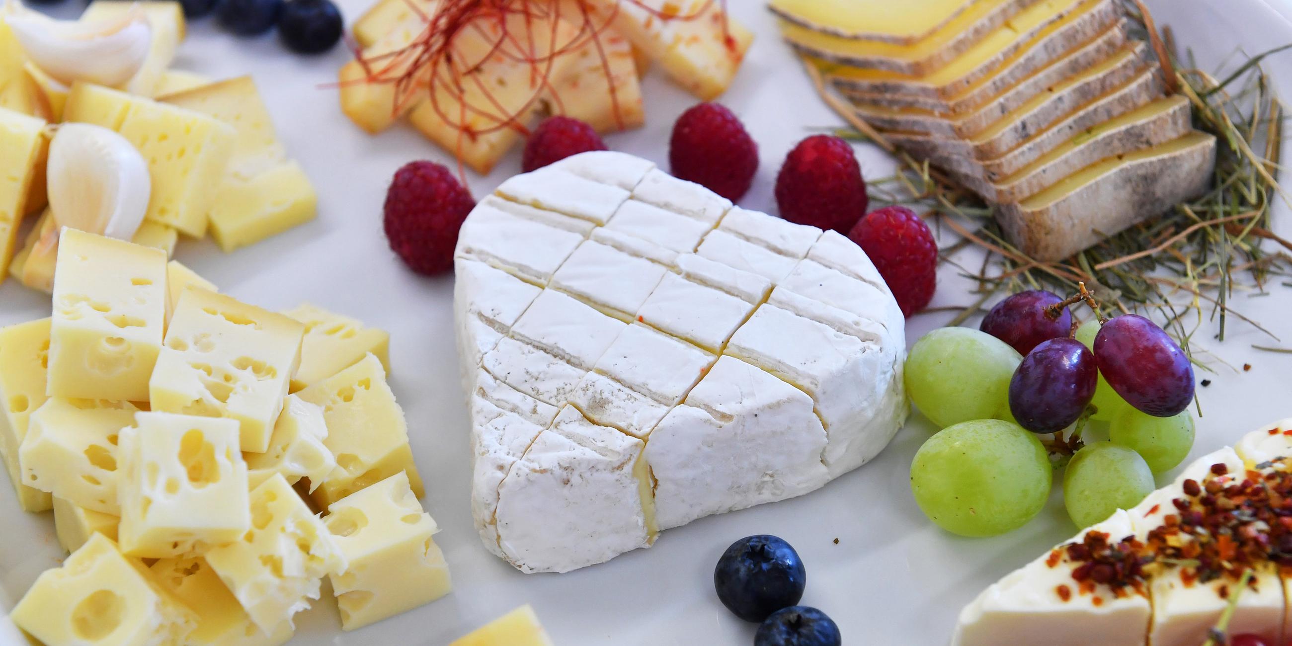 Eine Platte mit Käse und Obst
