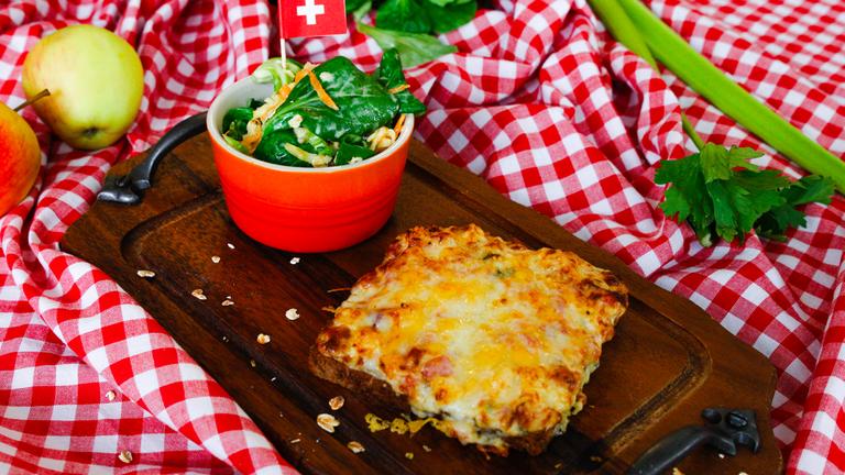 Schweizer Käsetoast mit Birchersalat