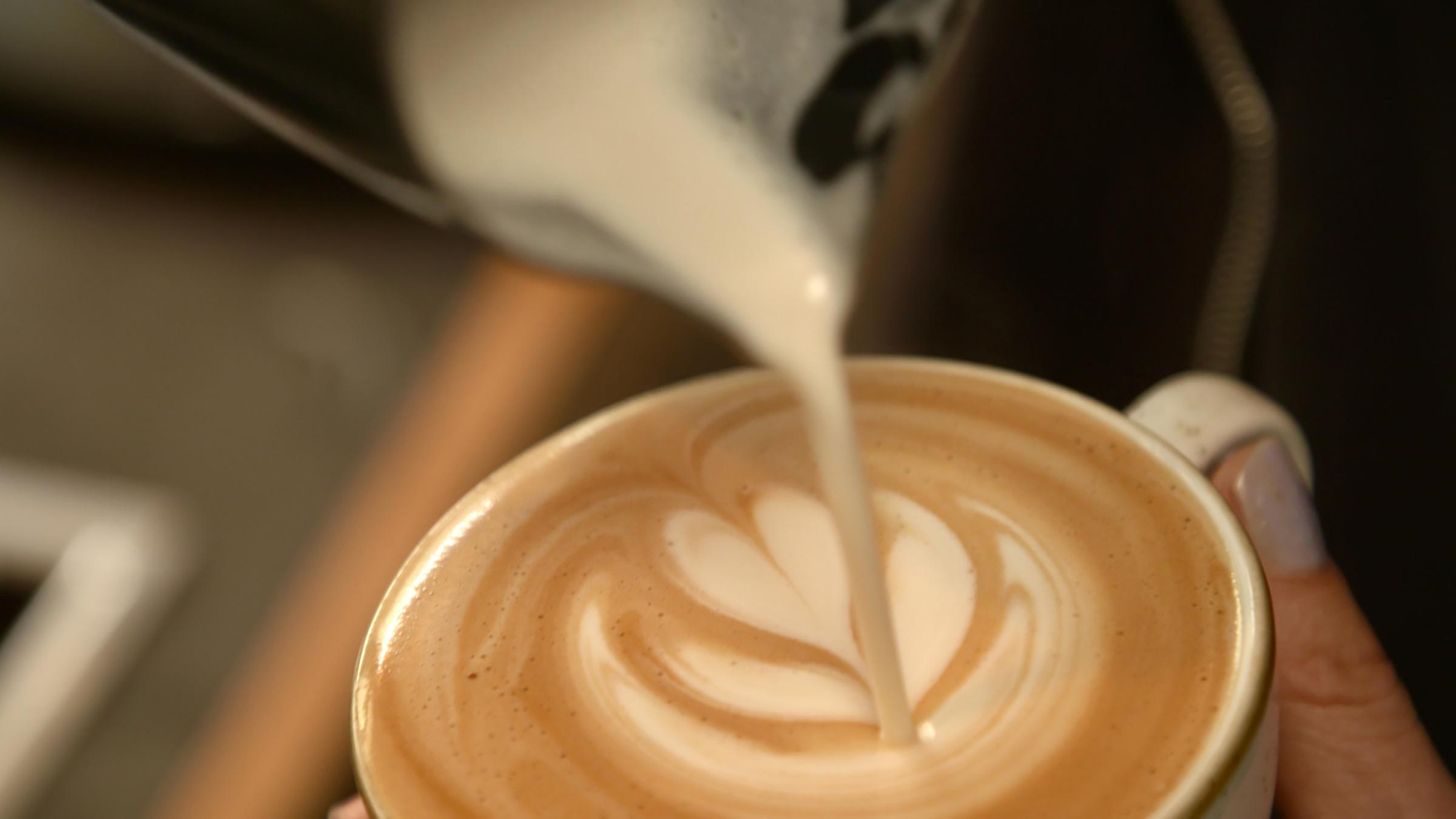 Kaffee-Zubereitung im Avenir Café Lüneburg