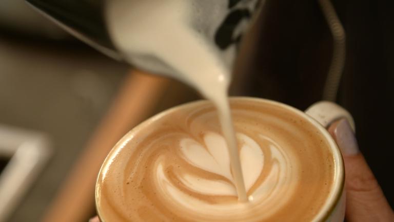 Kaffee-Zubereitung im Avenir Café Lüneburg